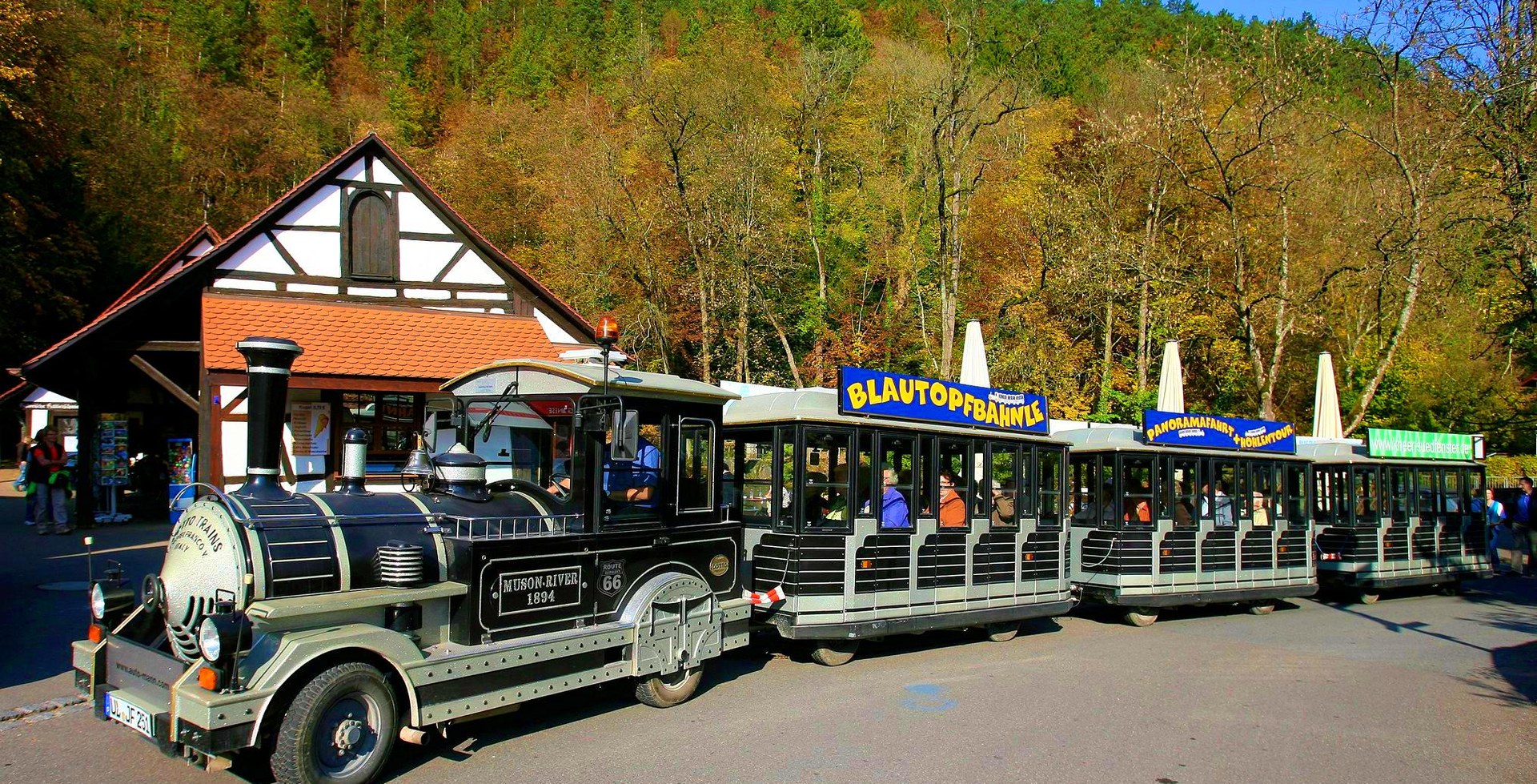 Das nostalgische Blautopfbähnle mit Lok und Wagen in Blaubeuren