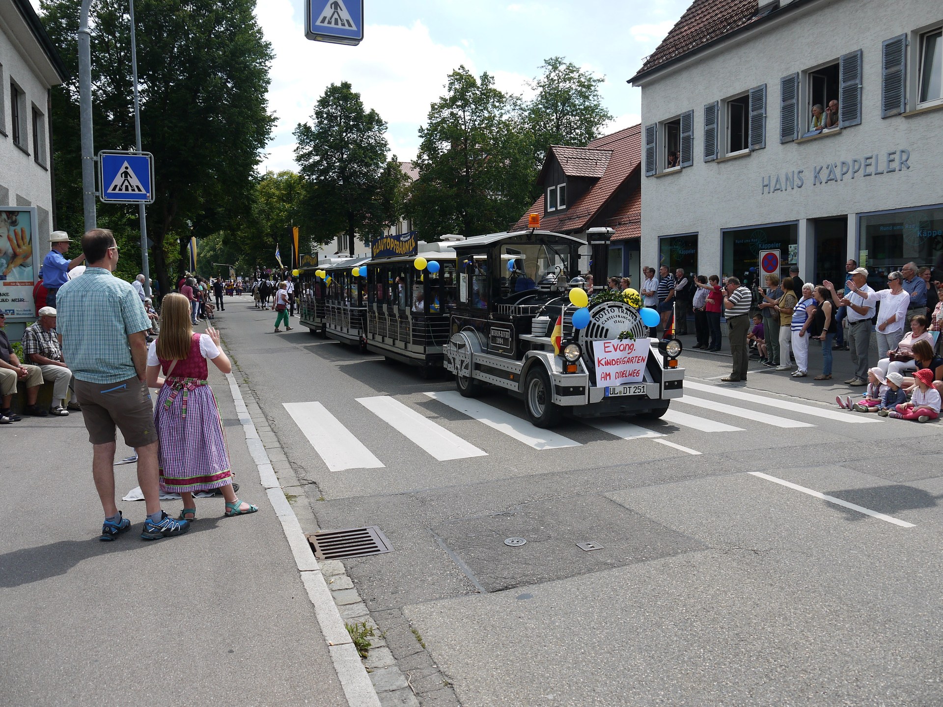 Blautopfbähnle als Eventbähnle bei einem festlichen Umzug